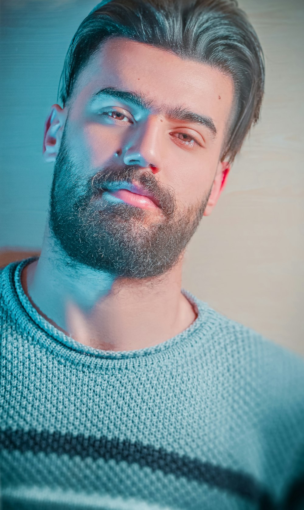 Hombre con camisa verde de cuello redondo