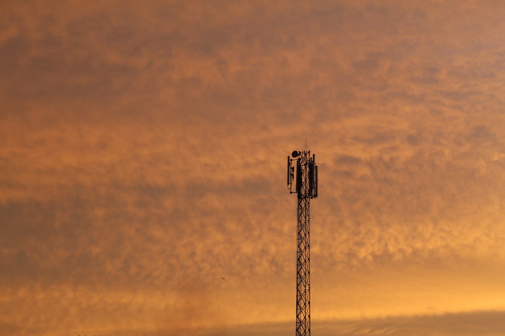 silhouette de la tour au coucher du soleil