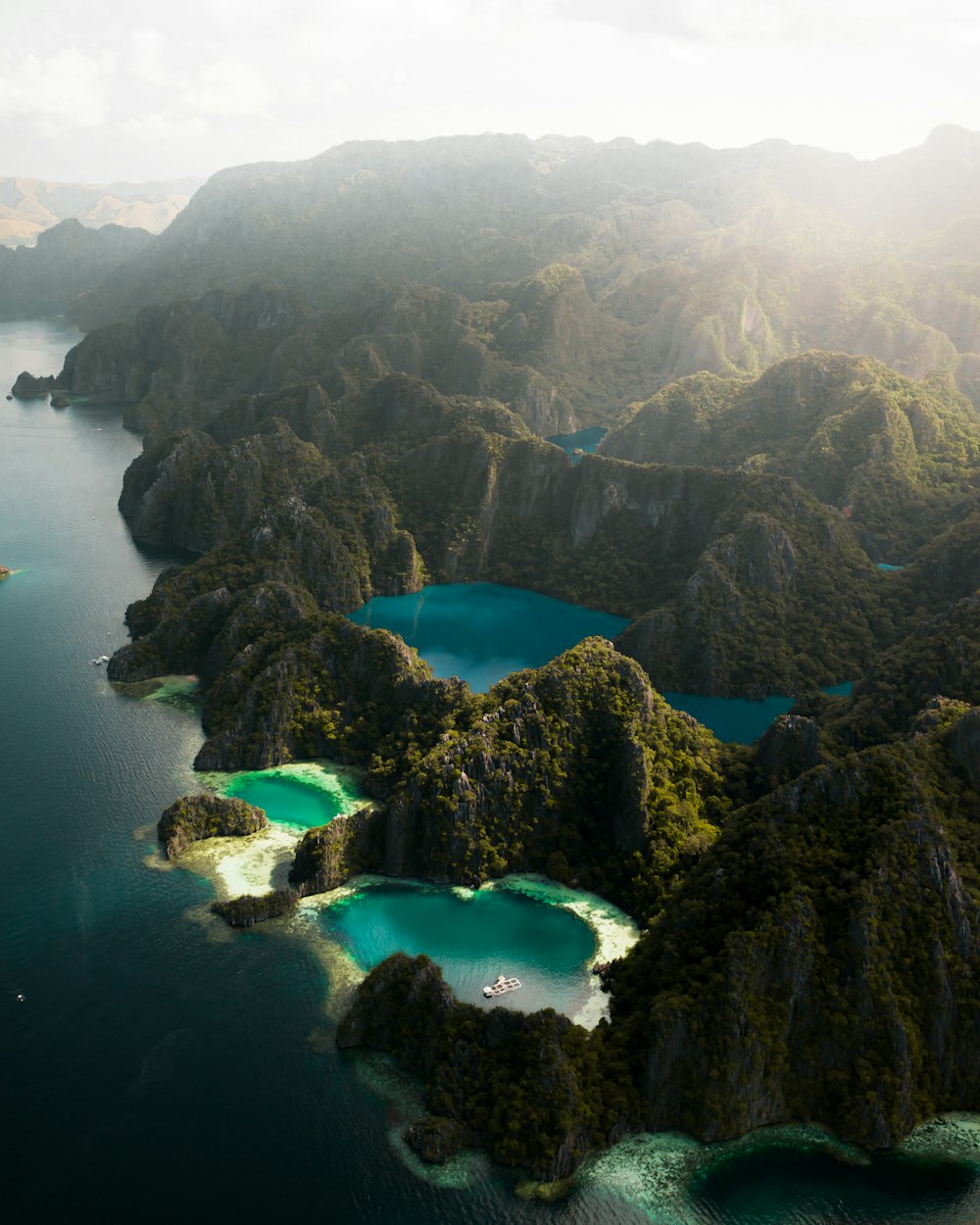 Vista aérea del lago azul rodeado de montañas durante el día