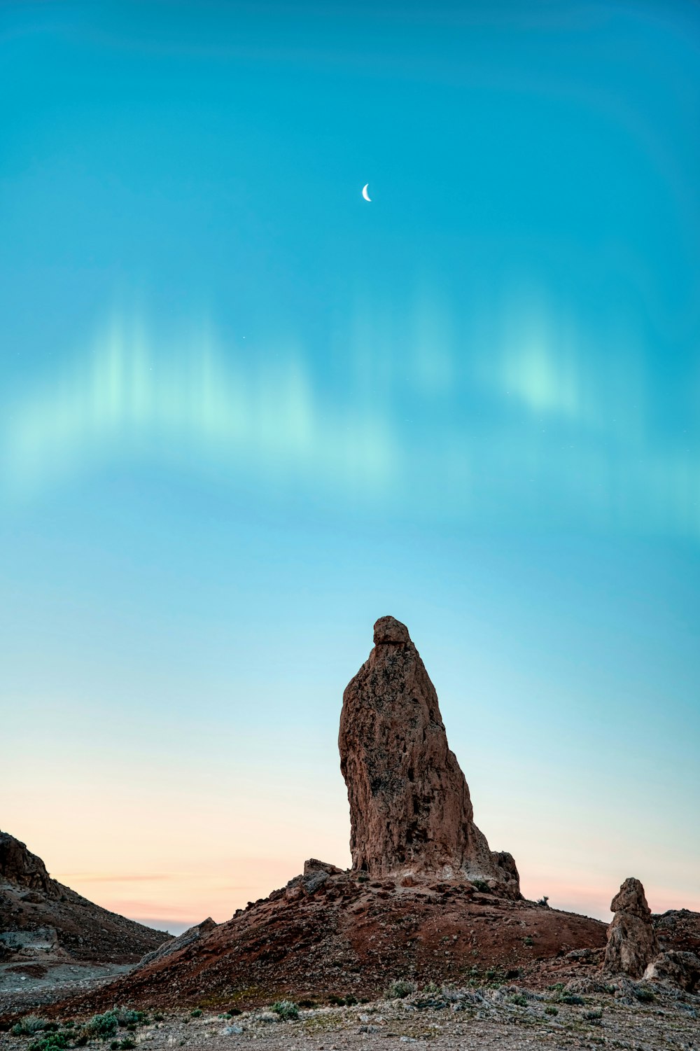 Formazione rocciosa marrone sotto il cielo blu durante il giorno