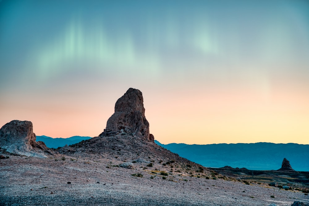 montagna rocciosa marrone sotto il cielo blu