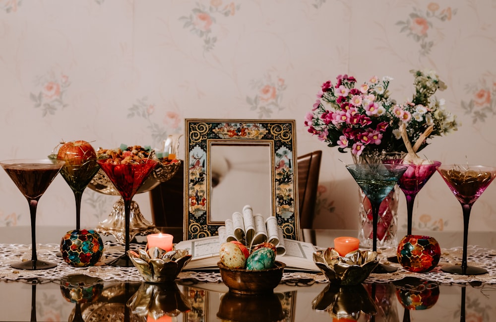 Bouquet di rose rosse su tavolo di legno marrone