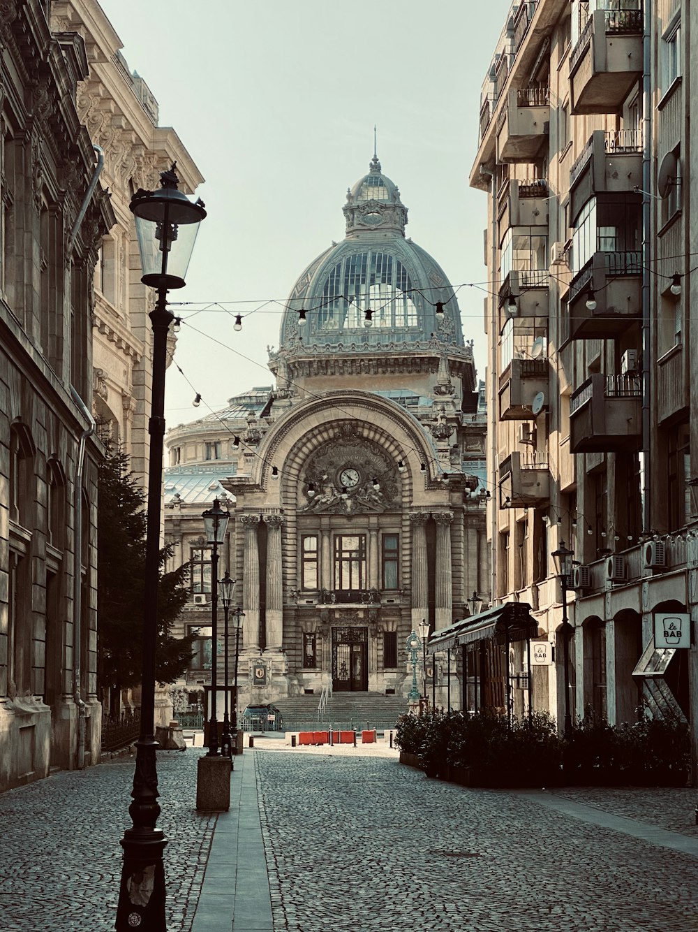 edifício de concreto marrom e branco