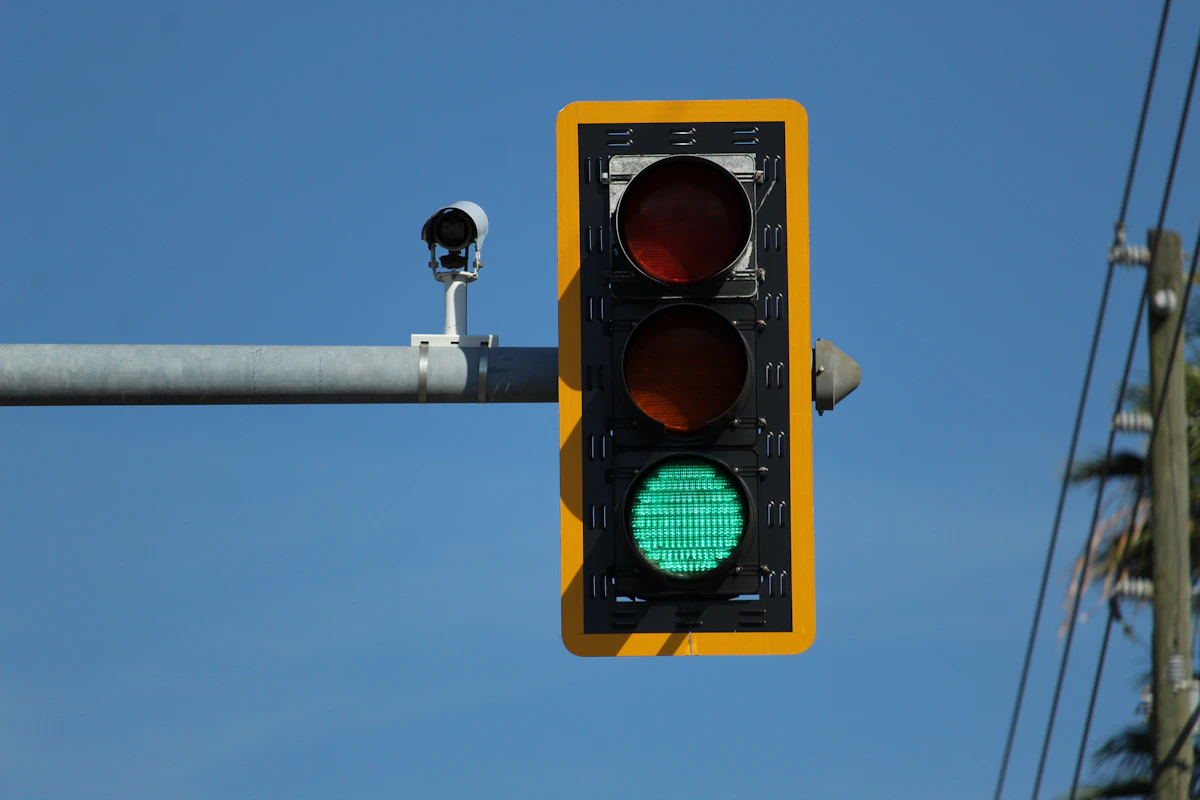 Lampu lalu lintas menyala merah sebagai simbol tingkat risiko
