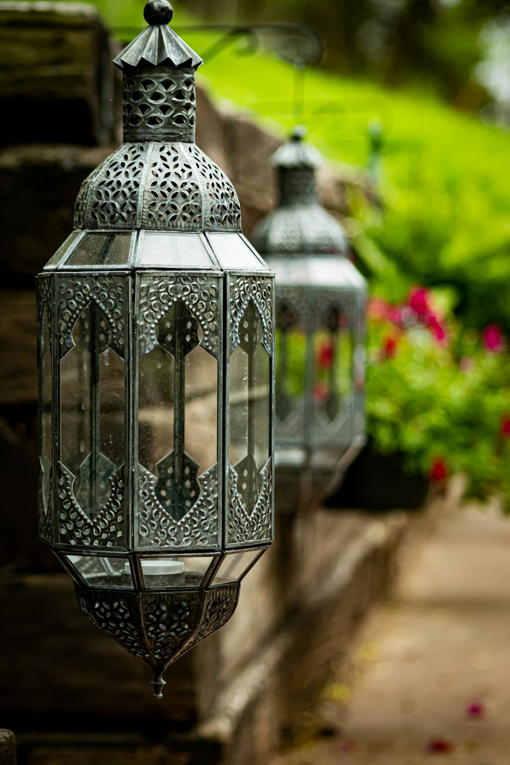 Lampe en verre encadrée en métal noir