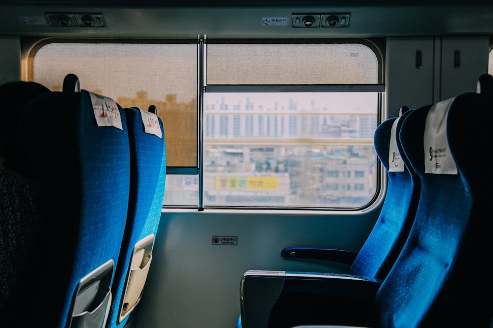 assentos de ônibus azuis e pretos