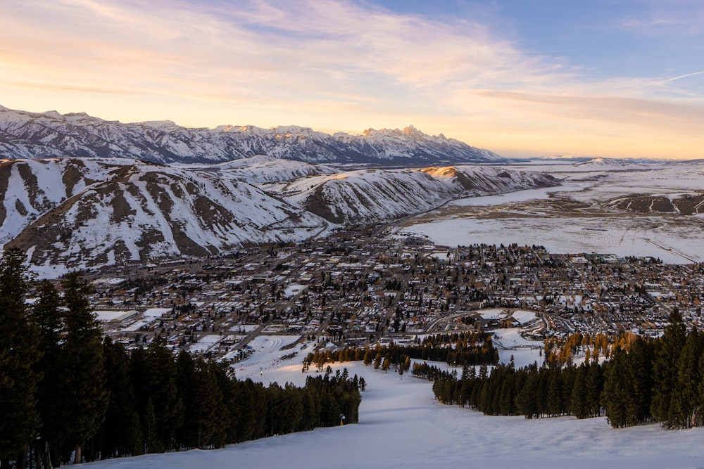 montagne enneigée au coucher du soleil