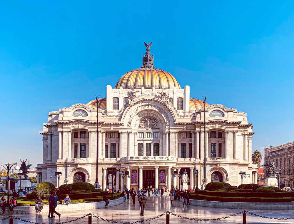 Pałac Sztuk Pięknych (Palacio de Bellas Artes) w stolicy Meksyku pod błękitnym niebem