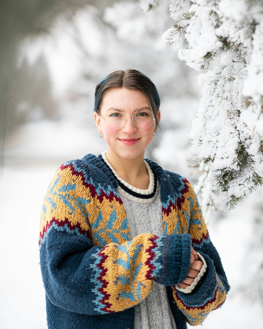 Femme en pull bleu et blanc souriant