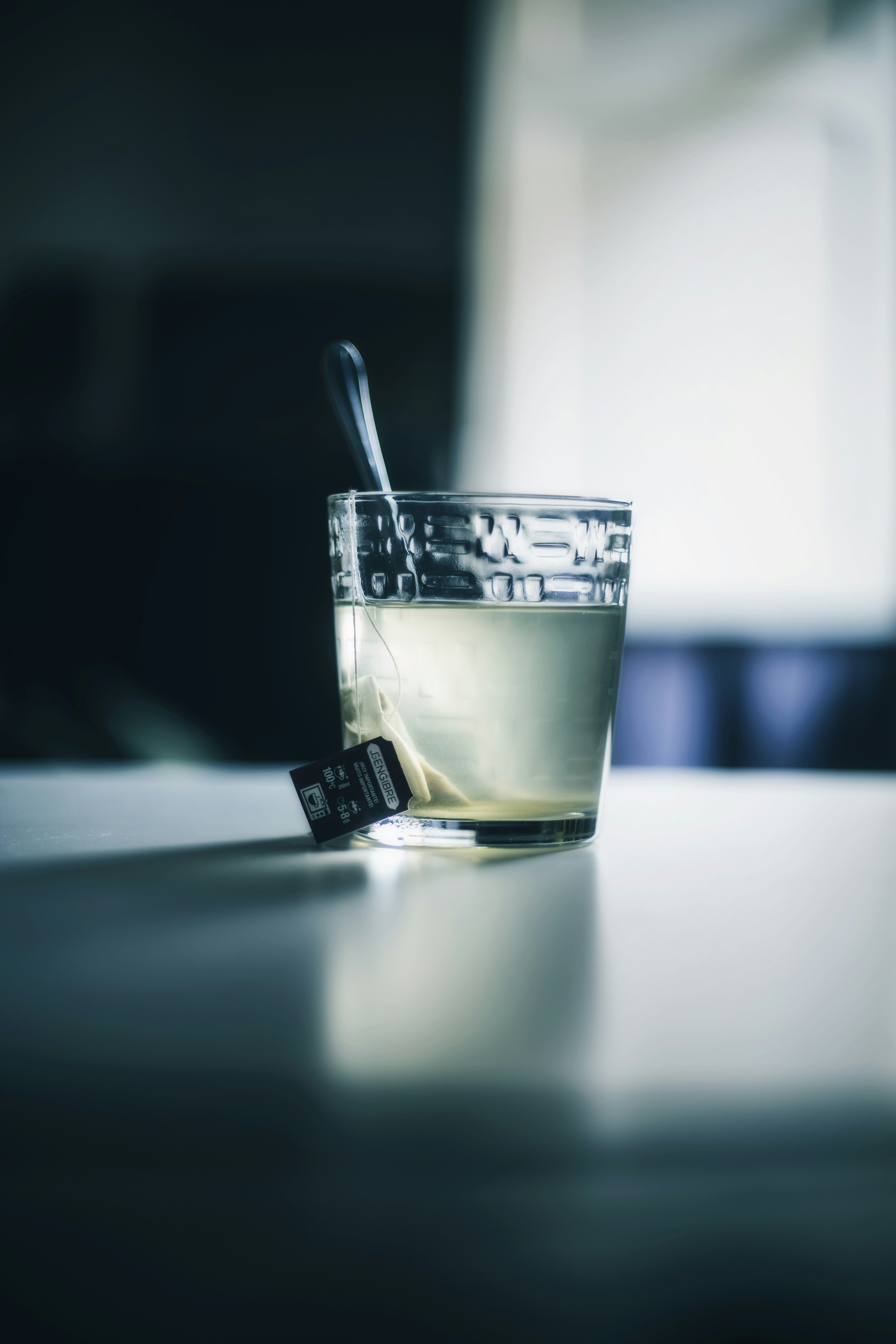 Bicchiere trasparente con liquido marrone