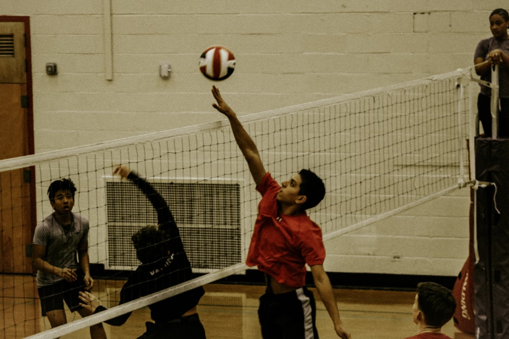 2 Jungs spielen Volleyball auf dem Platz