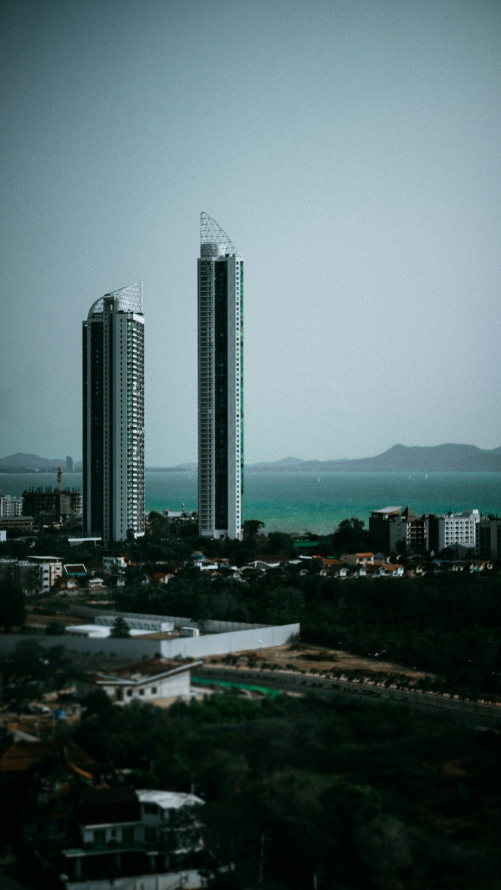 Horizonte de la ciudad bajo el cielo blanco durante el día