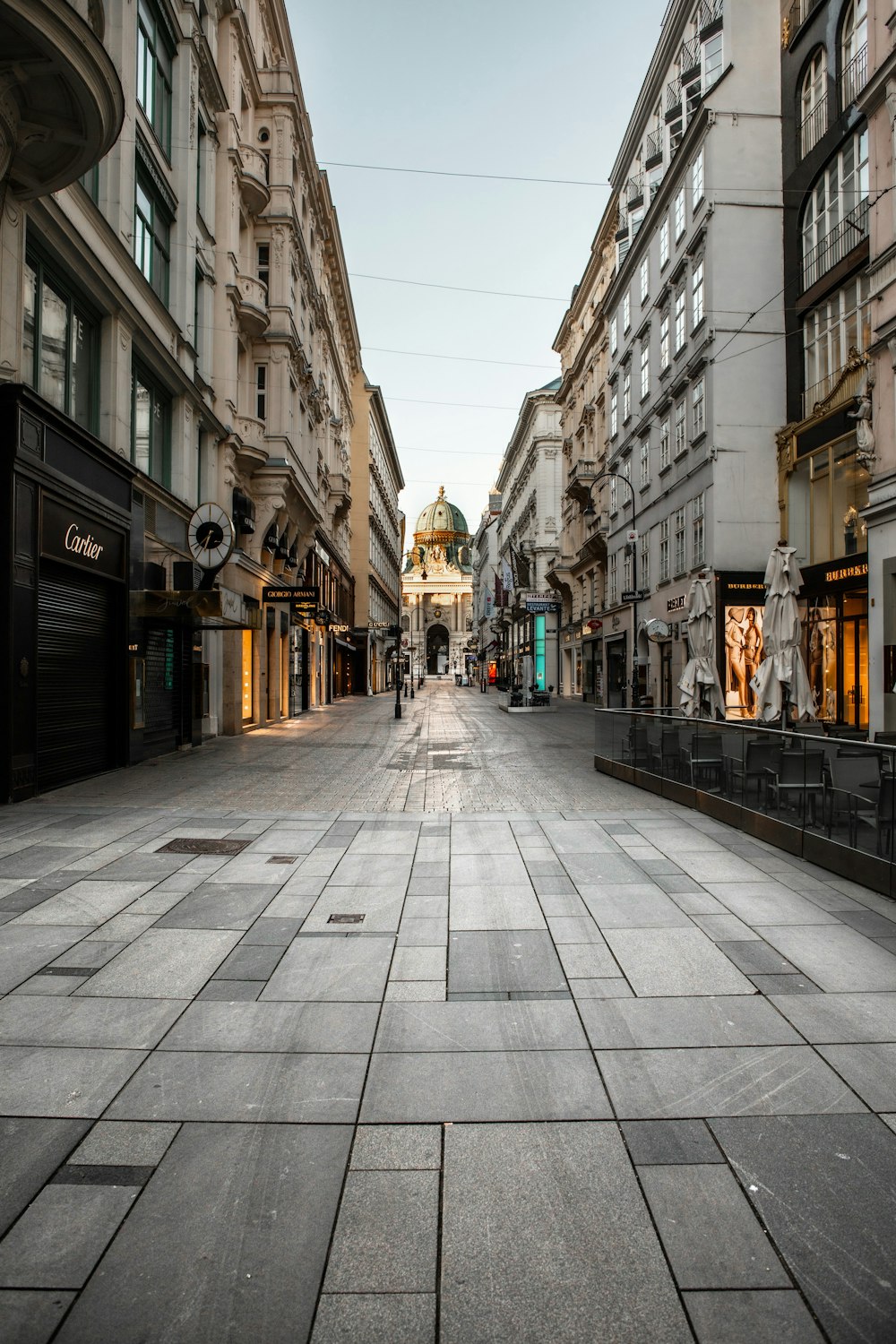 persone che camminano sul marciapiede tra gli edifici durante il giorno