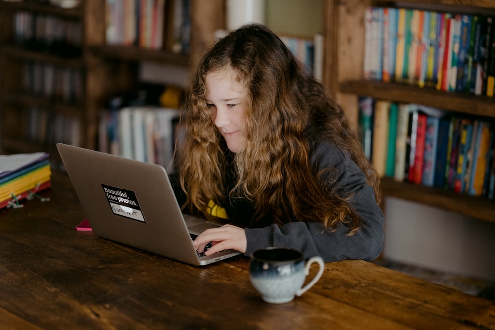 MacBook Proを使う黒いジャケットの女性