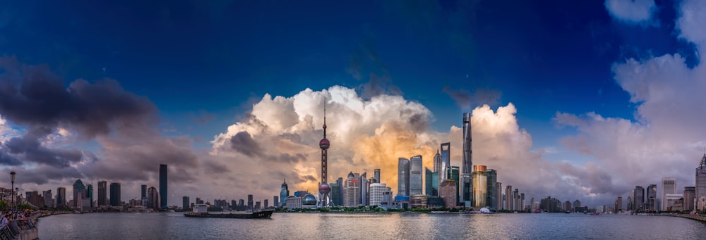 Skyline der Stadt tagsüber unter blau-weißem, bewölktem Himmel