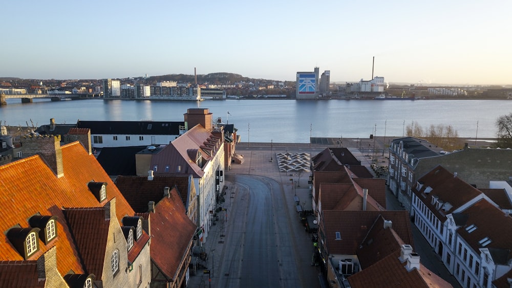 Braunes und weißes Betongebäude in der Nähe von Gewässern tagsüber