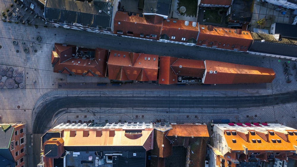 Brauner und schwarzer Zug auf Bahngleisen