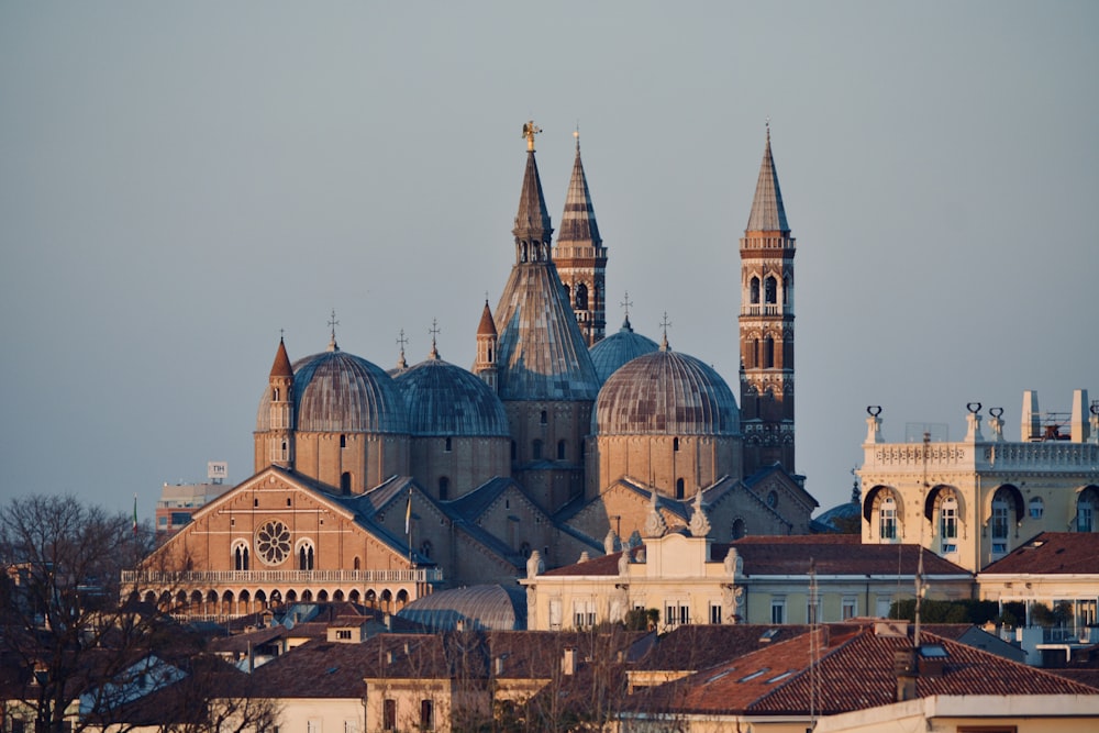 edificio in cemento blu e marrone