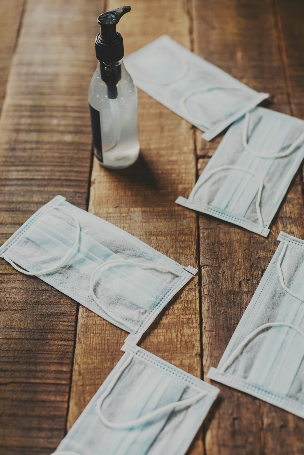 papier plié blanc sur une table en bois marron