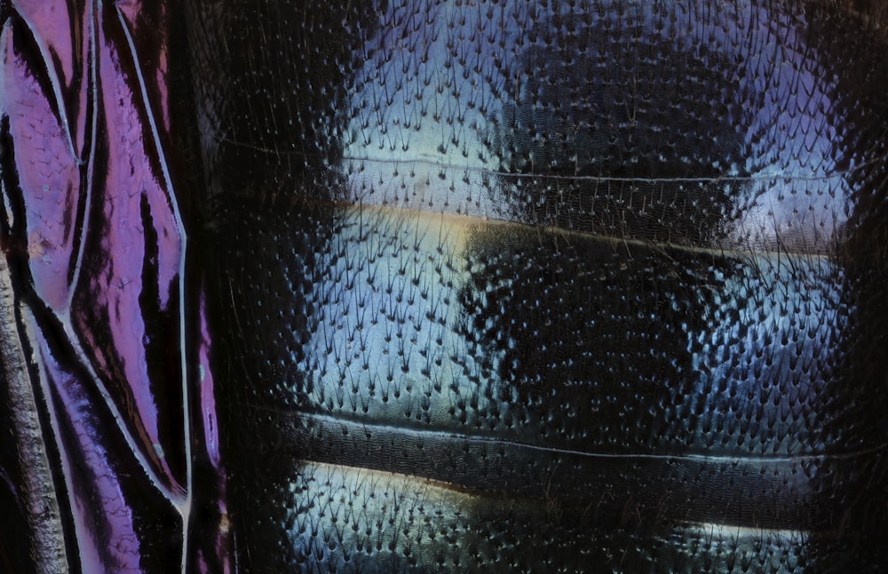 textil de cuero negro sobre textil morado