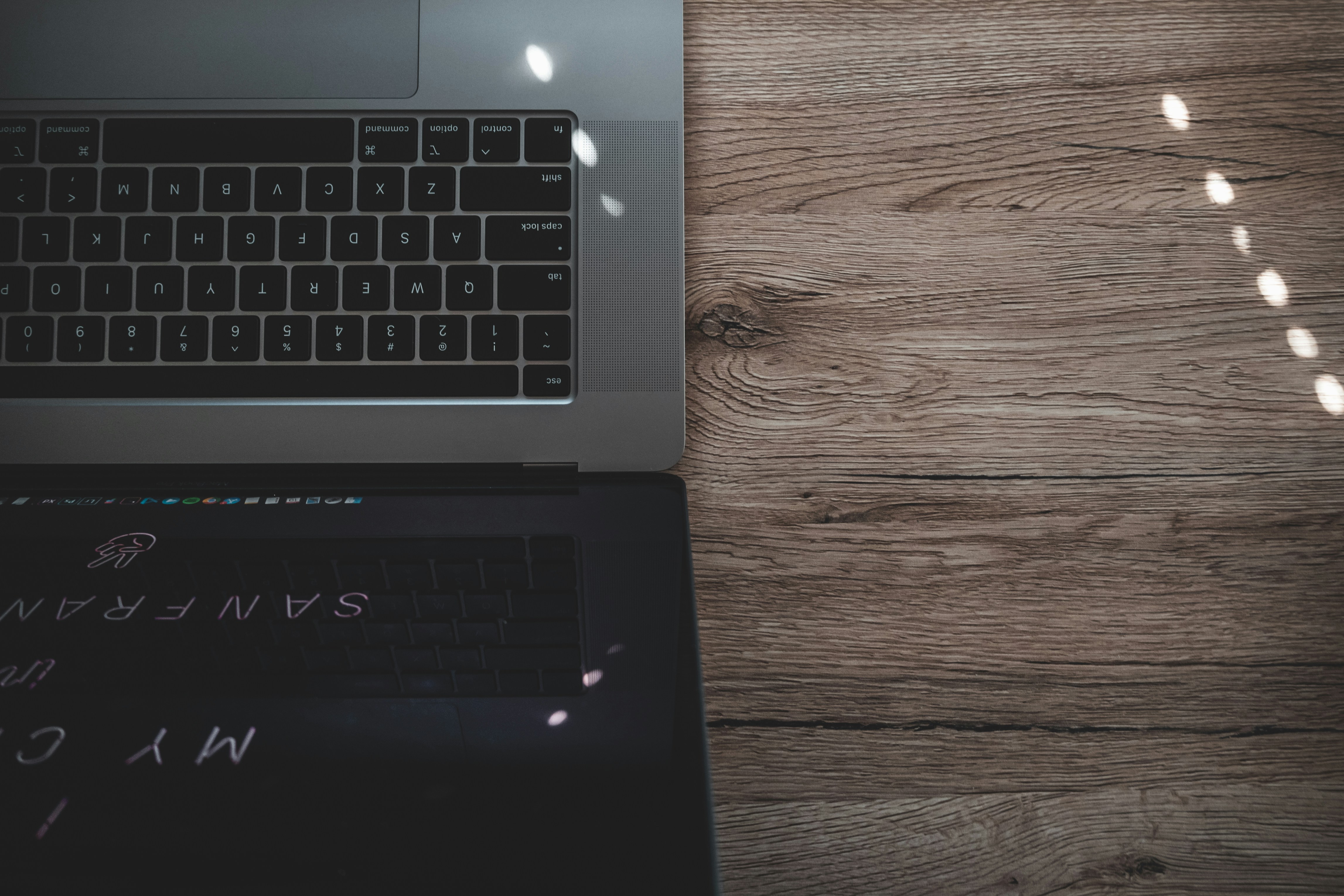 Computador Portatil Prateado E Preto Na Mesa De Madeira Marrom jlwhpcxmPeE