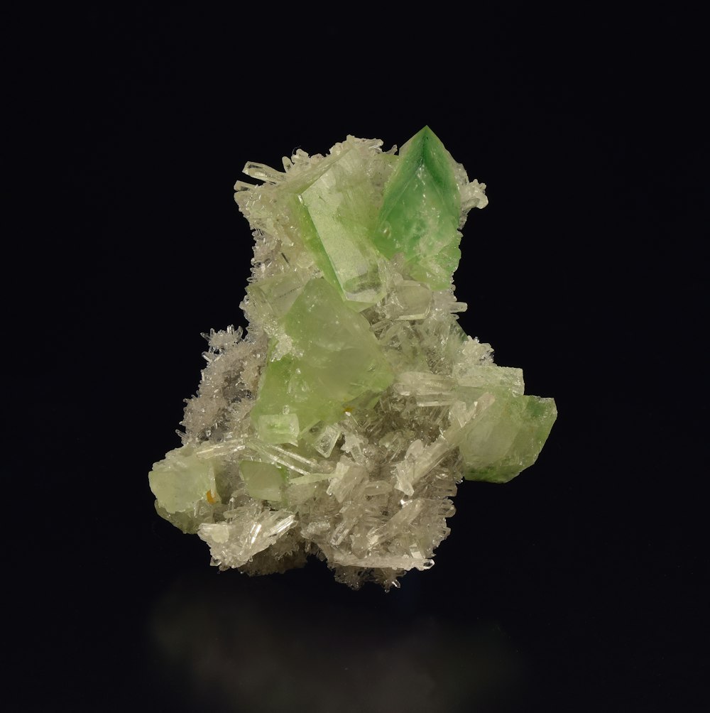 fragmento de pedra verde e branco