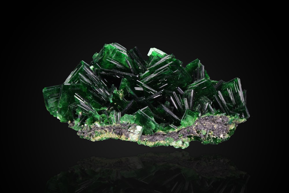 fragmento de cristal verde e branco