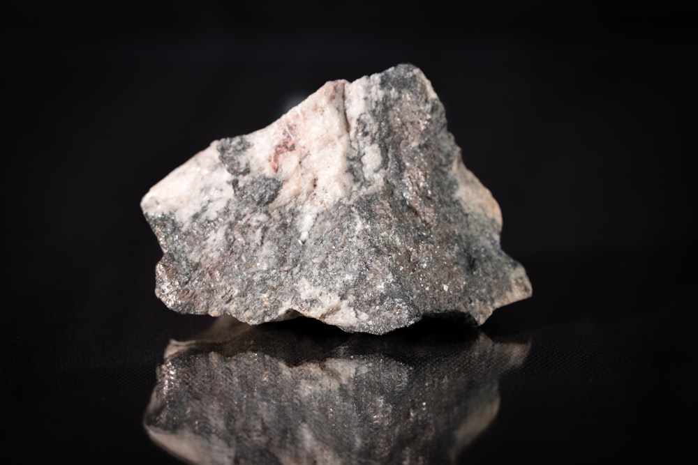 fragmento de piedra marrón y gris