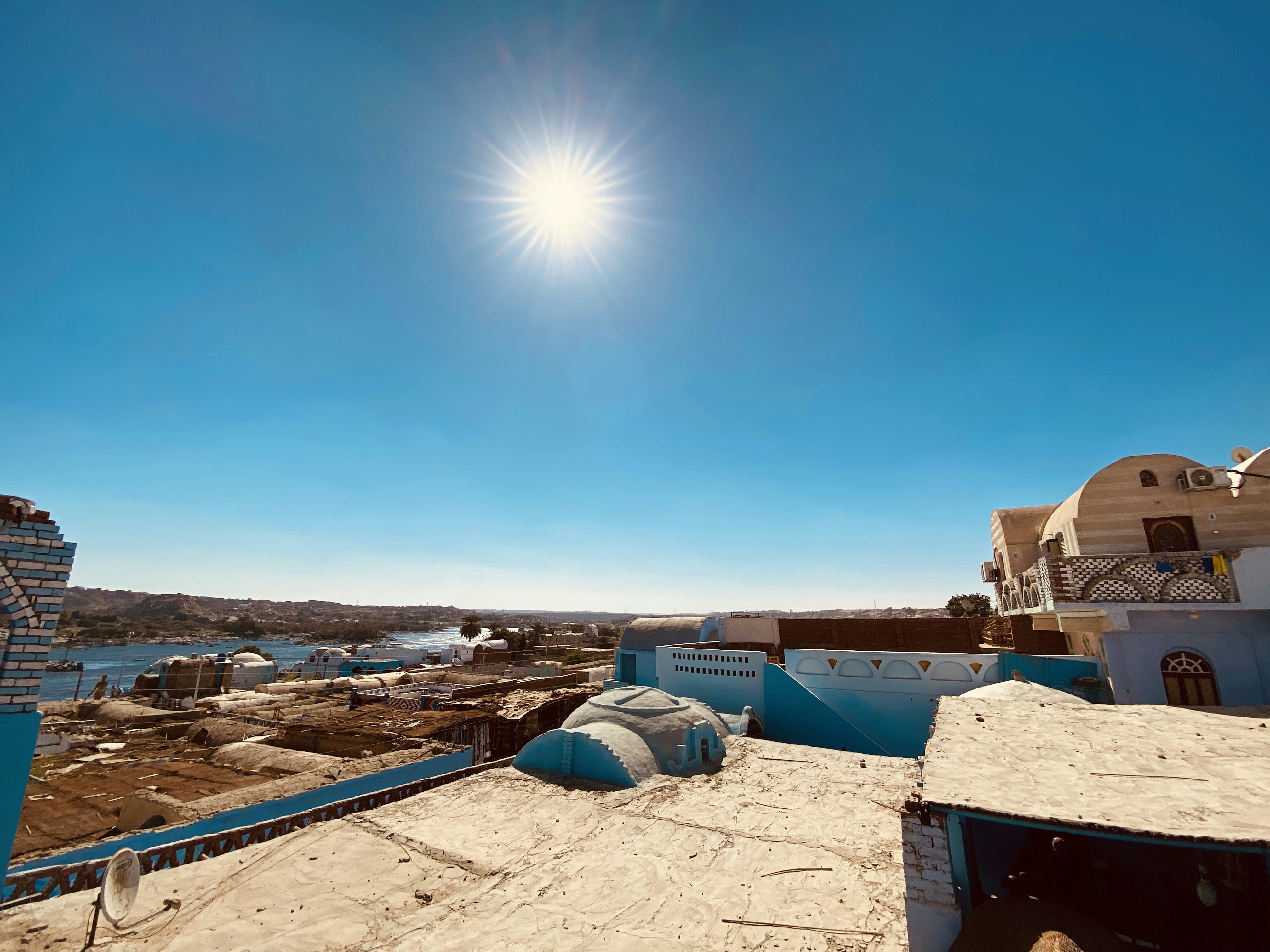 Glacière blanche et rouge sur sable brun pendant la journée