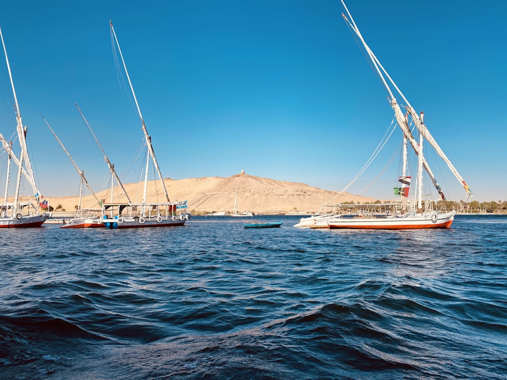 barca bianca e rossa sul mare durante il giorno