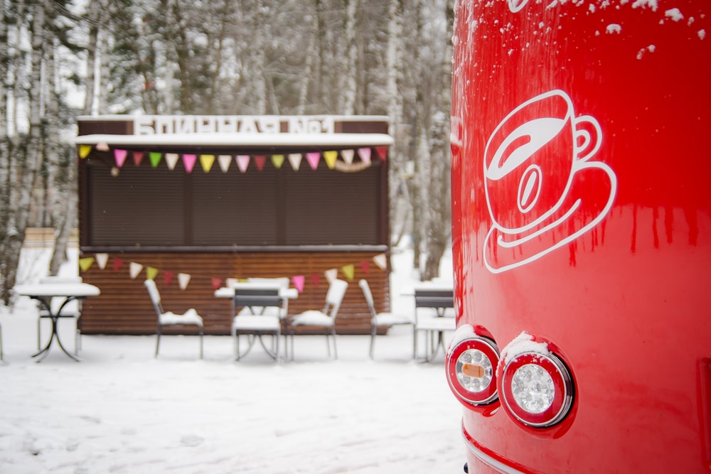 Coca Cola Dose auf weißem Tisch