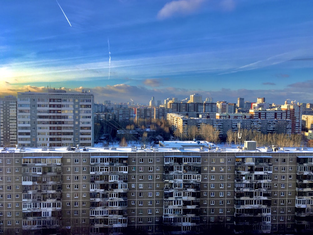 skyline della città sotto il cielo blu durante il giorno