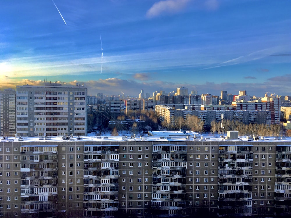 Horizonte de la ciudad bajo el cielo azul durante el día