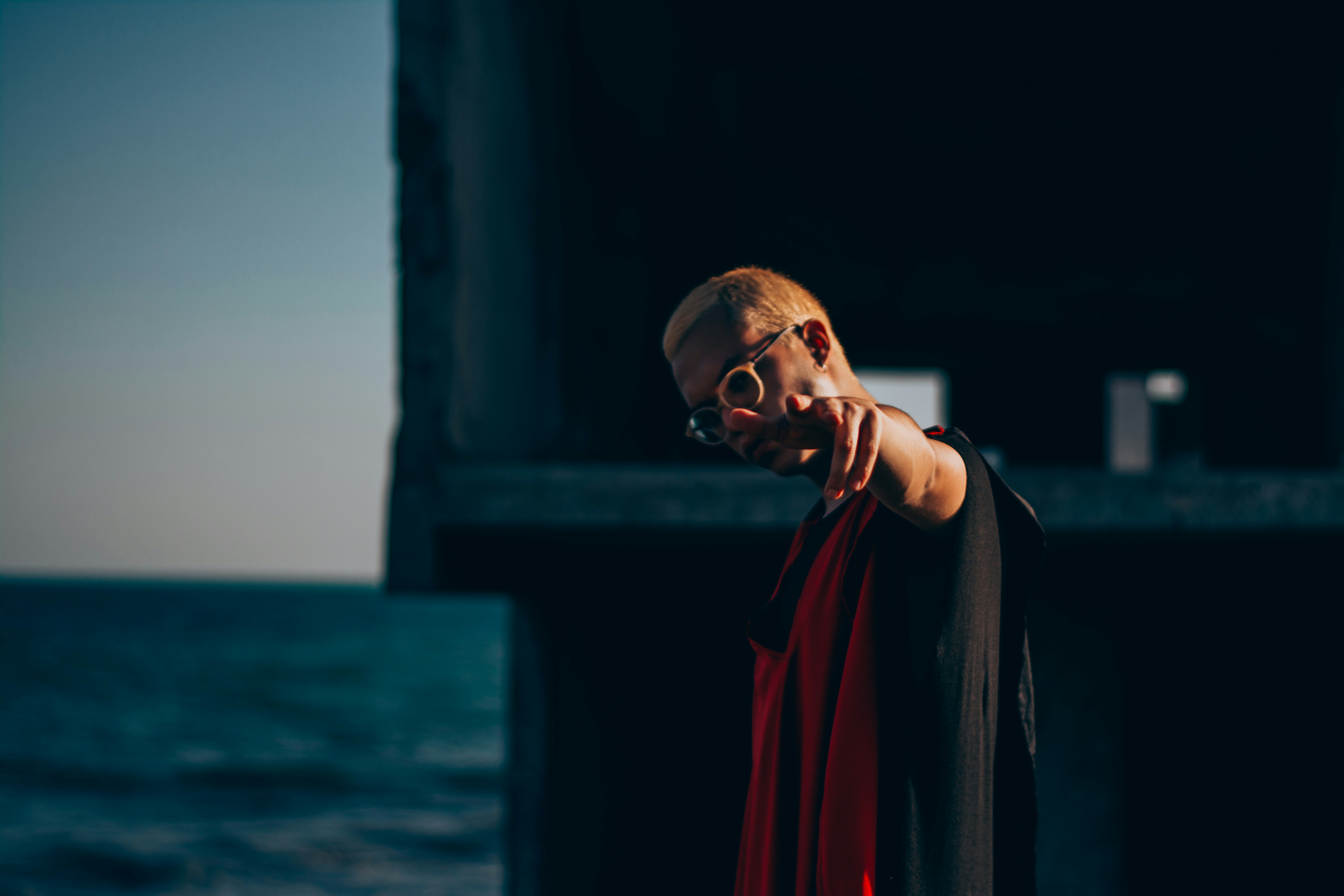 Mann im roten Mantel mit schwarz gerahmter Brille