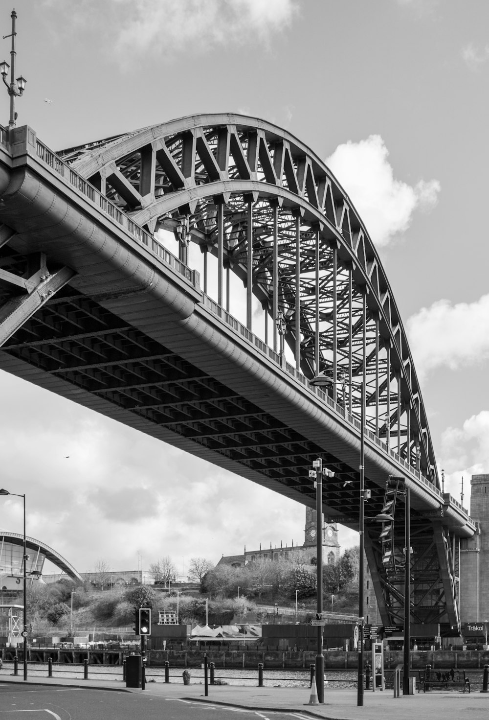Foto en escala de grises del puente de metal