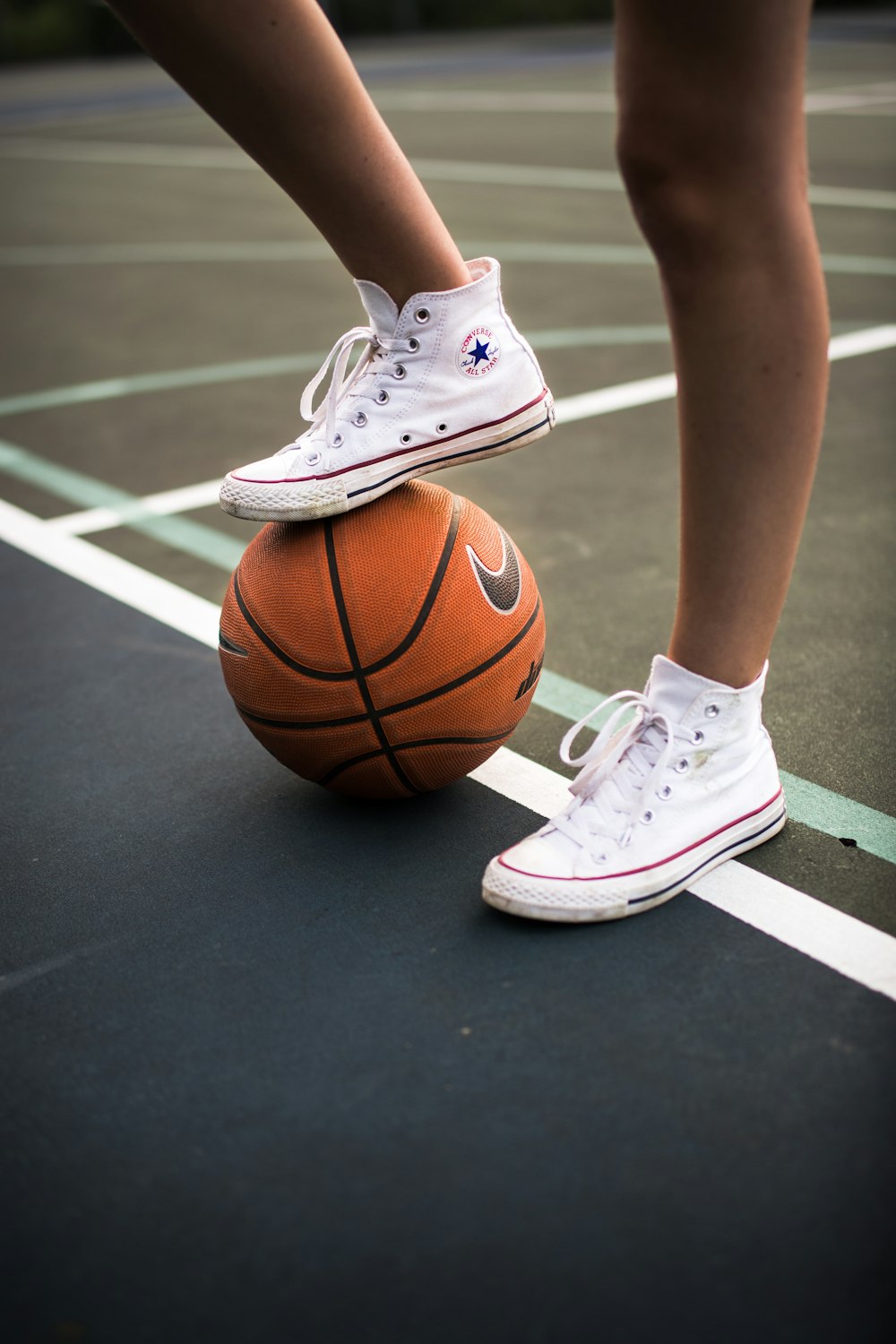 Person in weißen Nike-Basketballschuhen und weißen Nike-Basketballschuhen