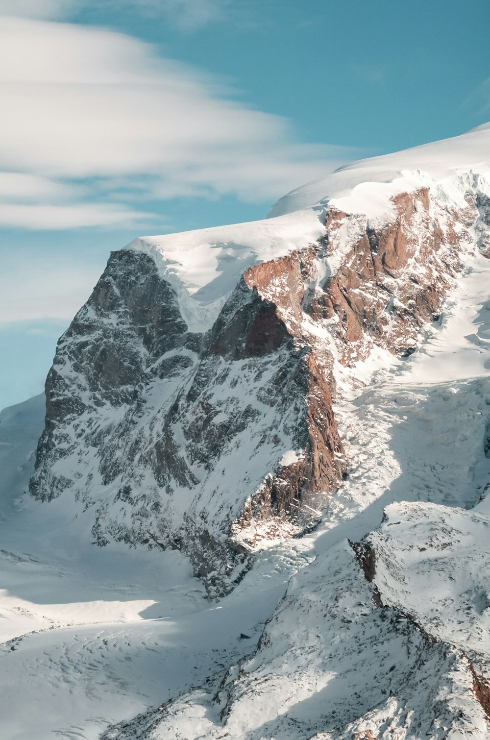 Schneebedeckter Berg unter blauem Himmel tagsüber