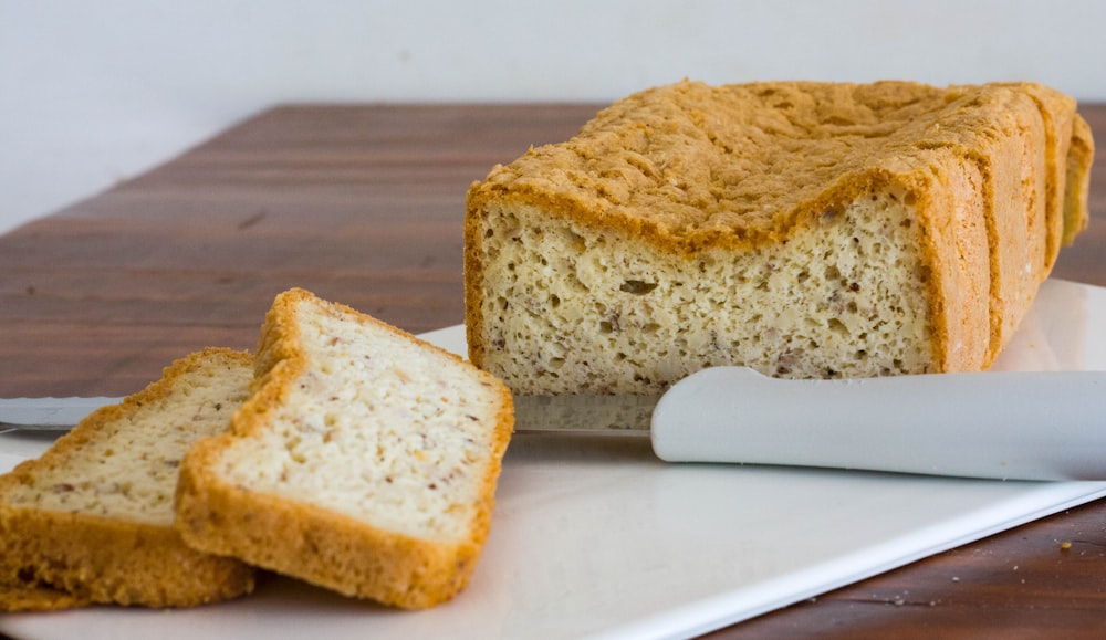 흰색 세라믹 접시에 얇게 썬 빵