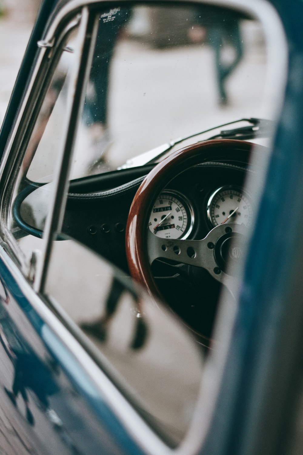 black and silver car steering wheel