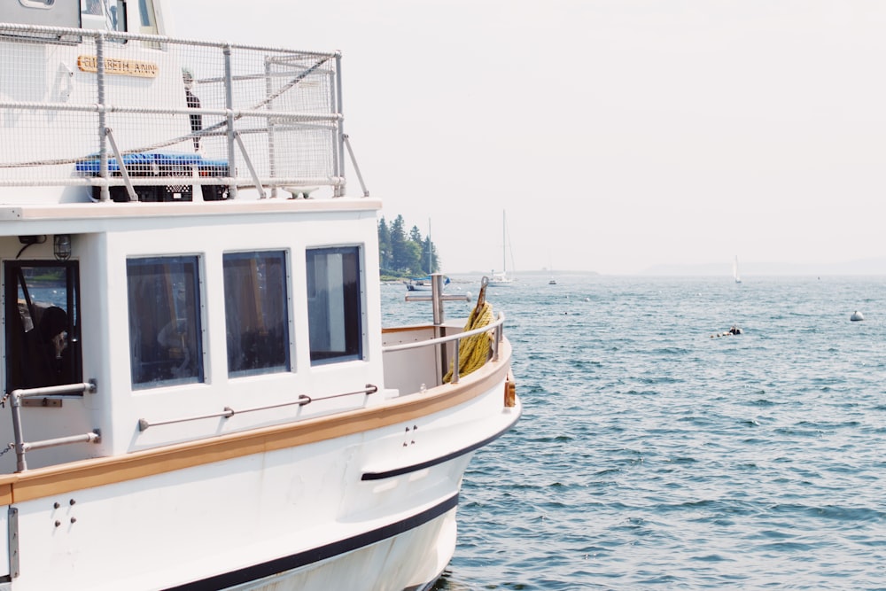 Barco blanco y marrón en el mar durante el día
