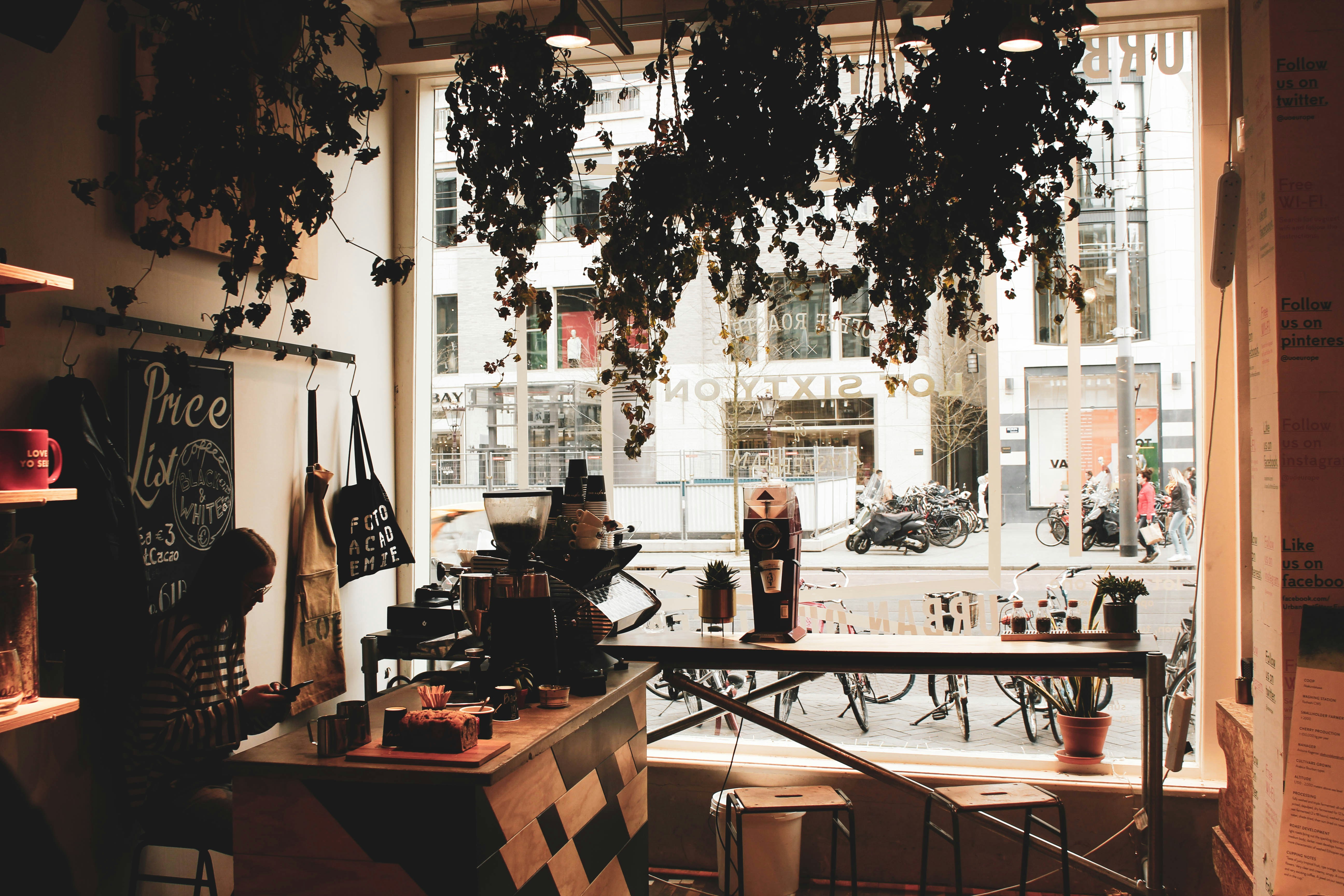 personas sentadas en sillas dentro del edificio