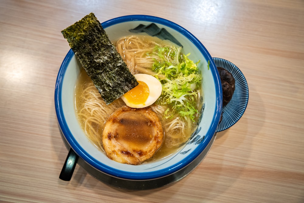 noodles with egg on blue ceramic bowl