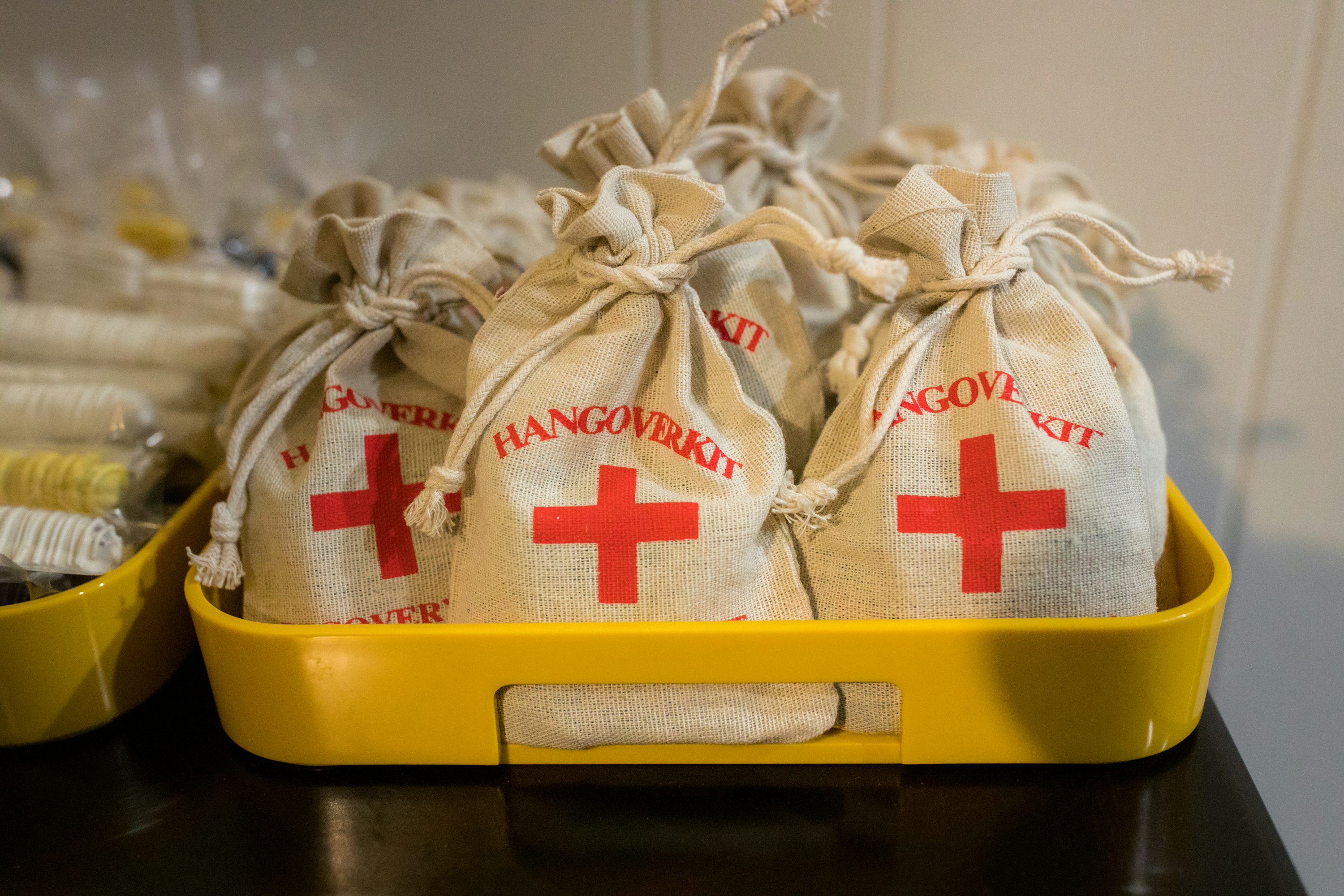 textile blanc et rouge sur récipient en plastique jaune