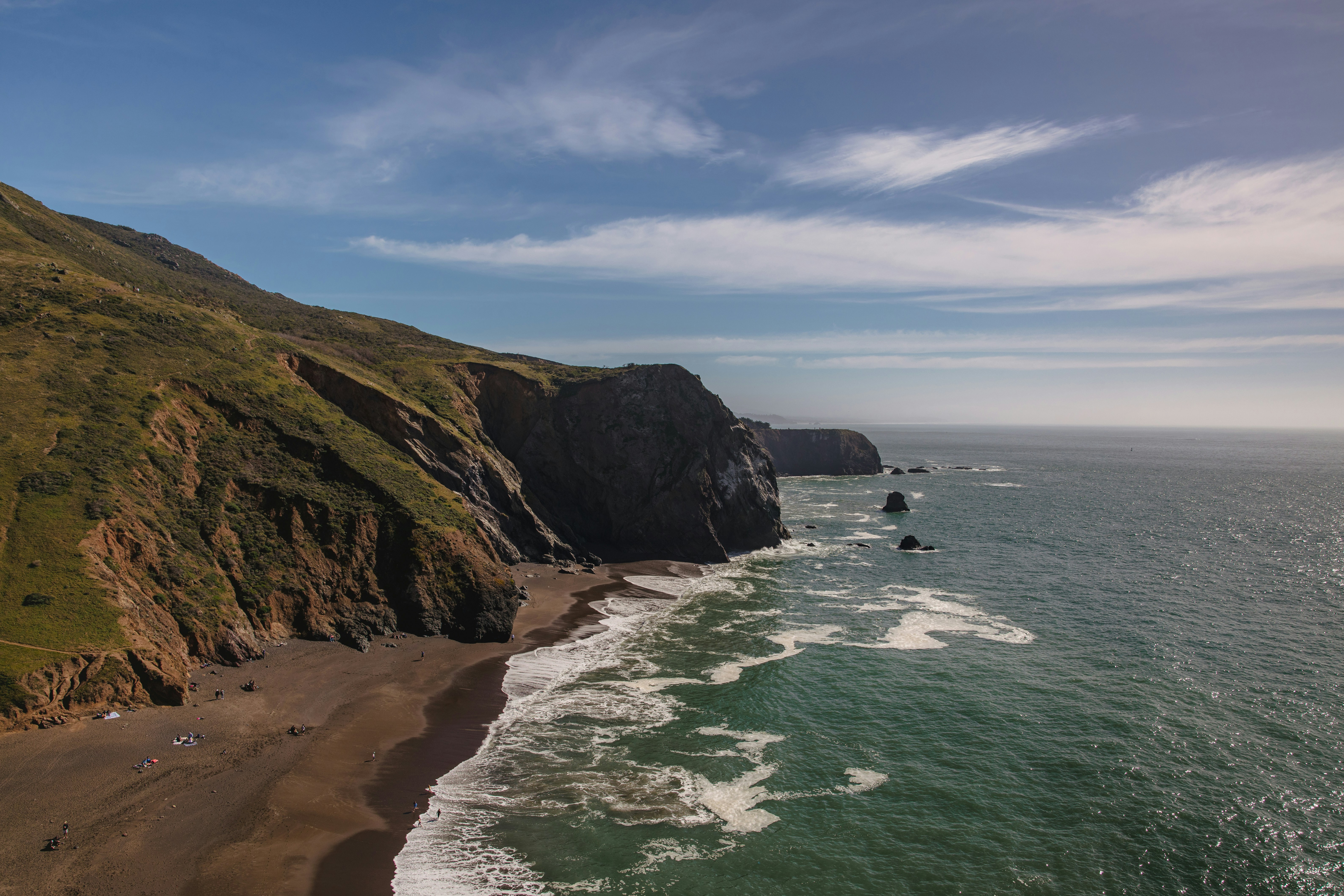 Gewässer in Bergnähe tagsüber