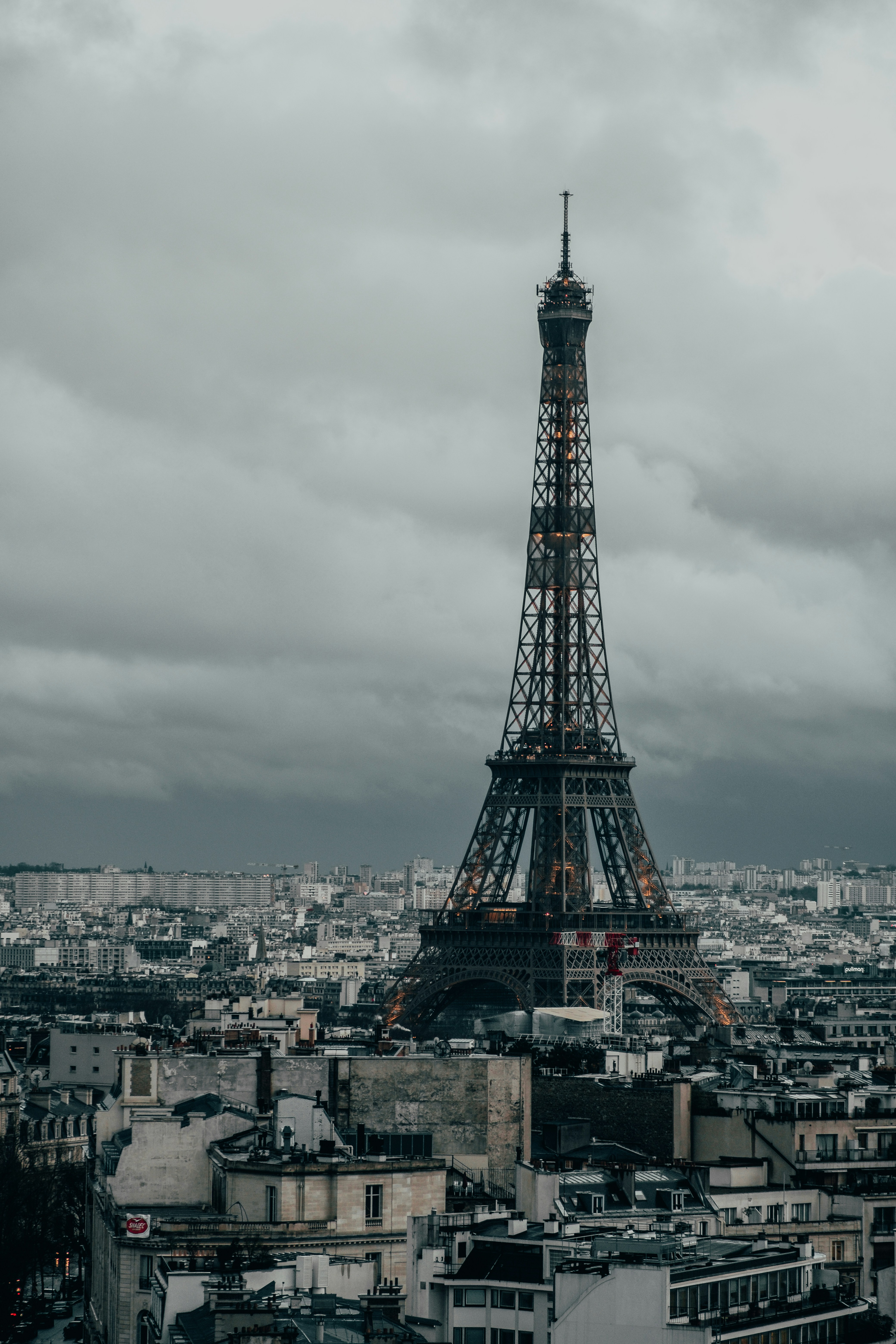 Torre eiffel sob o céu nublado cinzento durante o dia foto – Imagem grátis  sobre Papel de parede na Unsplash, image size:3000x4500