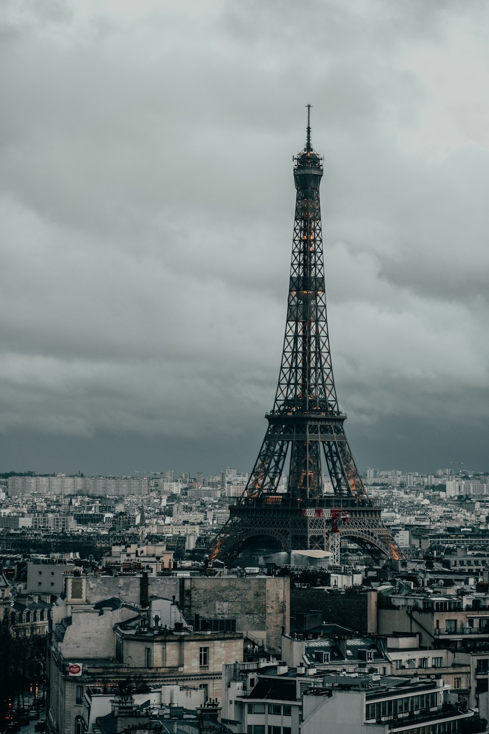 Torre Eiffel bajo un cielo gris nublado durante el día