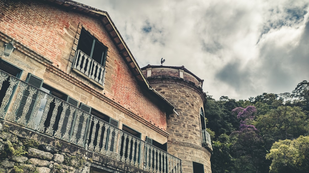 Edificio de ladrillo marrón bajo el cielo nublado durante el día