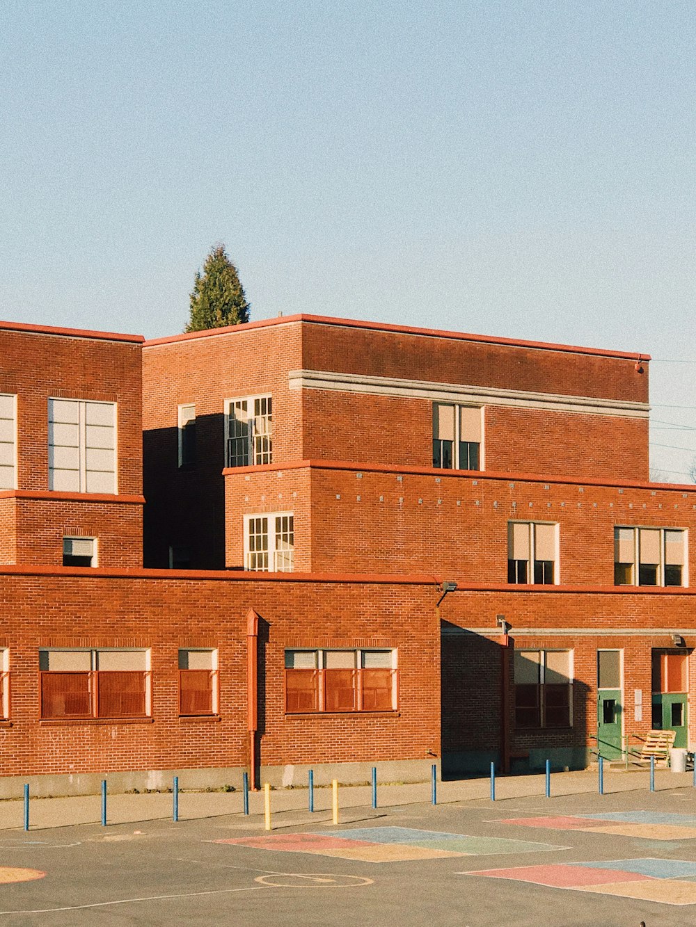 Edificio de hormigón marrón y negro