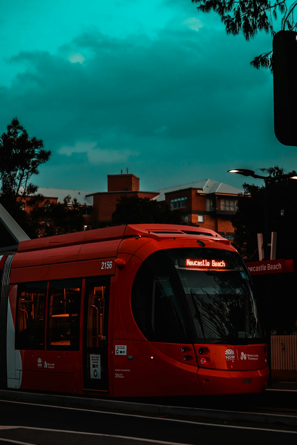 Autobús rojo de dos pisos en la carretera durante el día