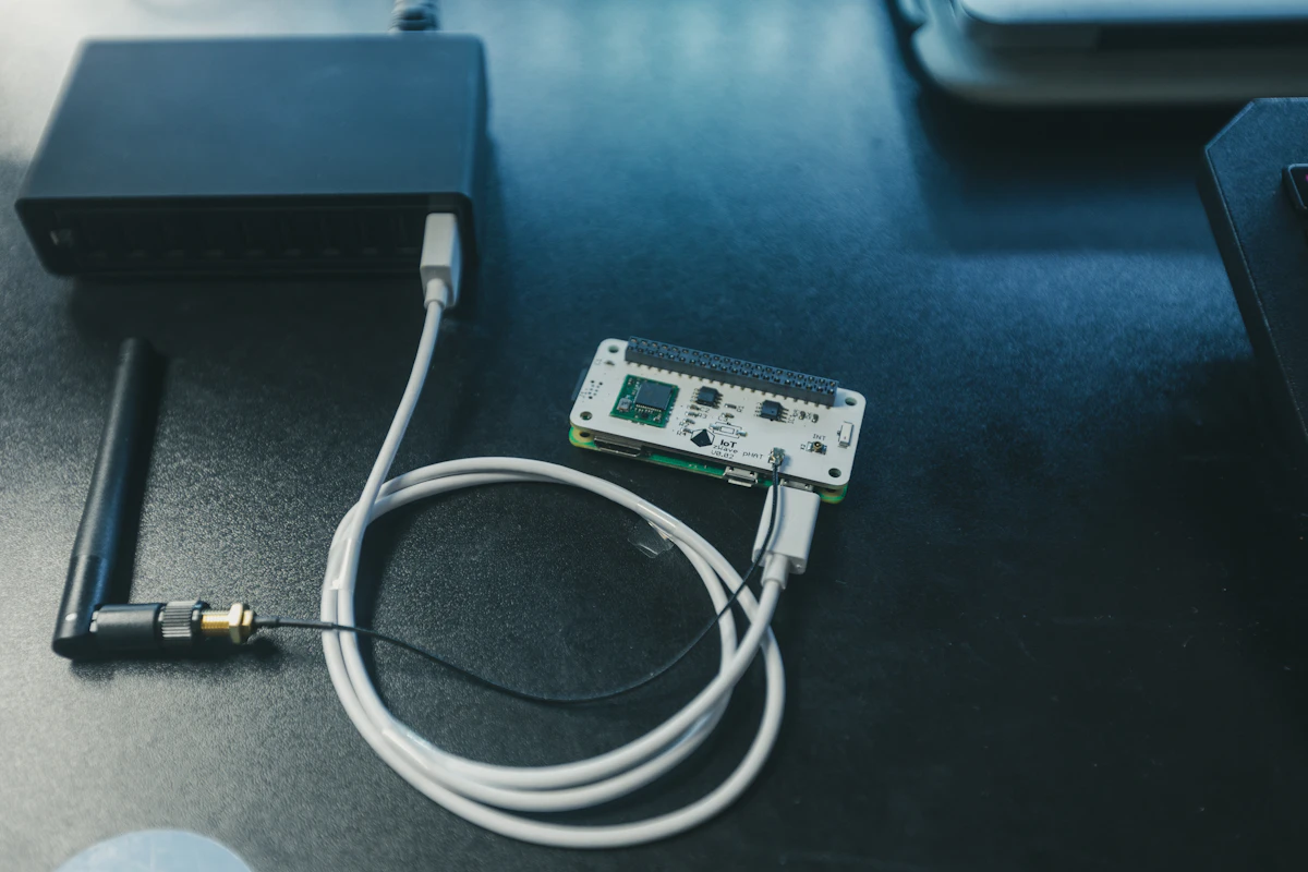 Red de dispositivos IoT conectados, representando el riesgo de botnets comerciales como Masjesu.